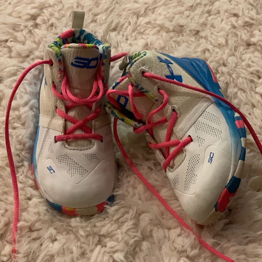 Steph Curry’s - Picture 2 of 6